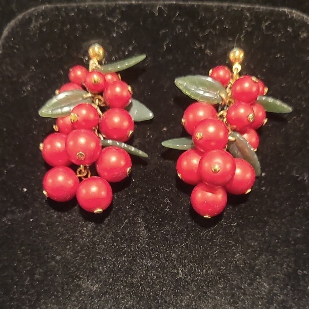 Avon Vintage Elegant Red and Green Cluster Earrings